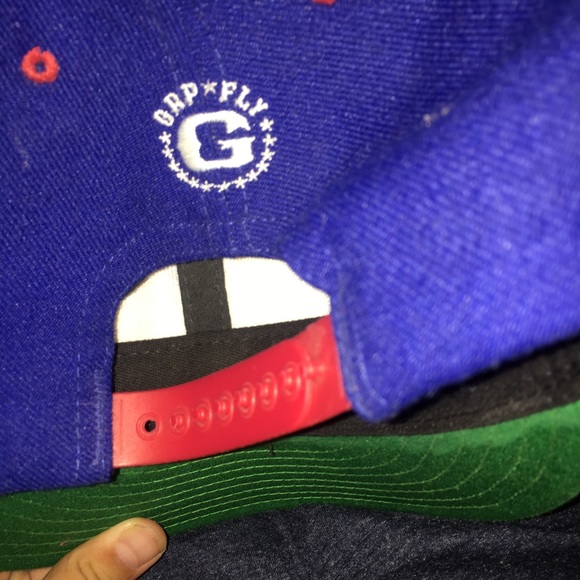 A hat - Picture 2 of 3